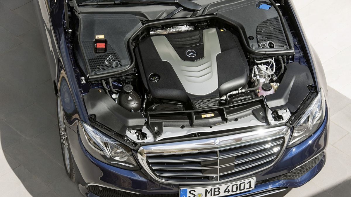 Mercedes znovu podváděl s emisemi, tvrdí neziskovka. Automobilka i úřad to odmítají